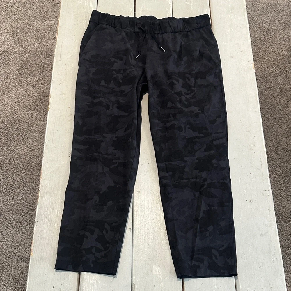 Lululemon On the Fly 7/8 Pant Incognito Camo Multi Grey sz 12 EXCELLENT - Picture 1 of 5